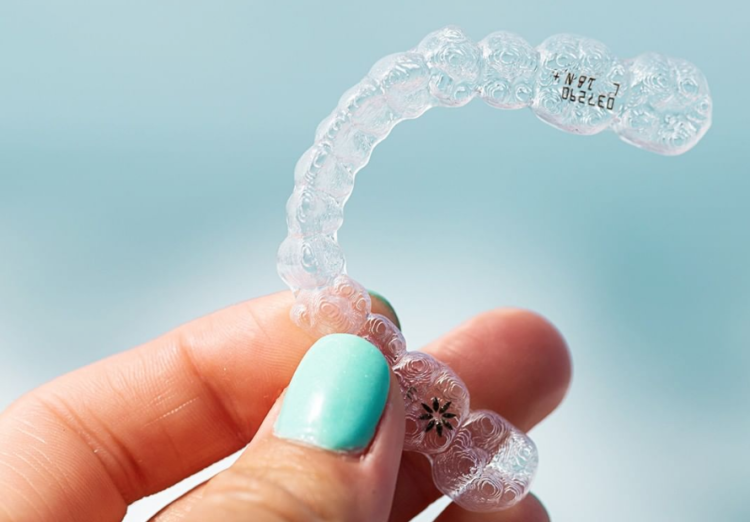 como quitar invisalign con ataches