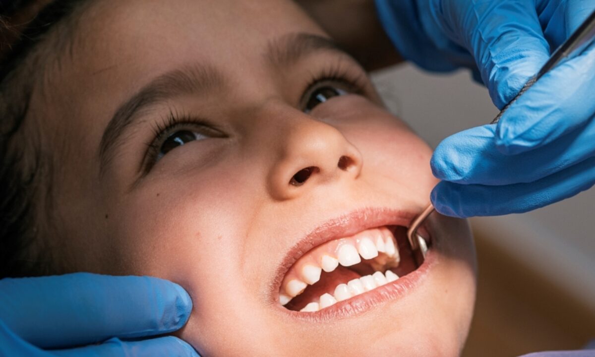 ▷ ¿Cómo corregir dientes torcidos en niños? | Clínica Travesí Granada