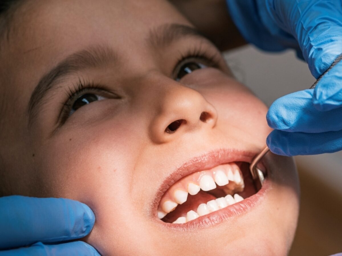 ▷ ¿Cómo corregir dientes torcidos en niños? | Clínica Travesí Granada