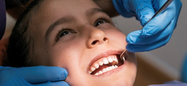 cómo corregir dientes chuecos en niños